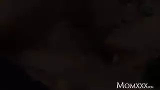 مص عمود منتصب قبل أخذه بعمق وبقوة