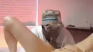 استراحة الحمام تتحول إلى مشهد إباحي
