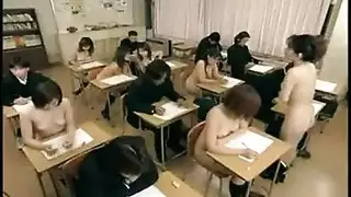 فتاة المدرسة اليابانية تمتص بلطف ديك معلمها القذر ومشاهدته ينام، أمامها