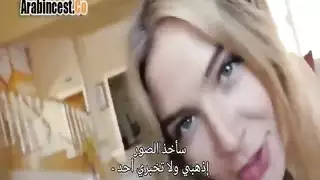الفتاة المثيرة تطالب بجلسة تصوير صريحة لتمويل مسيرتها في الإباحية