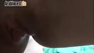 علاقة عائلية سرية: الابن يضرب فرج أمه المبلول