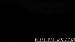 يلعب في جسم مرات عمة