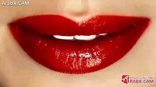 أمهات إباحية مكثفة: صديق نائم يحصل على مفاجأة رطبة من الأم