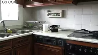 امرأة عربية ناضجة تأخذ جماعًا جماعيًا من فحل ألماني شاب