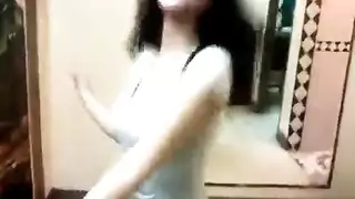 عاهرة عربية تأخذه في كل الثقوب