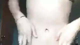 شقراء خلع حمالة صدر برتقالية