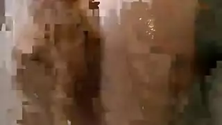 فتاة مراهقة نحيلة تلعق كس في مشهد إباحي