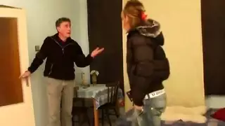 شاب ياكل صديقته