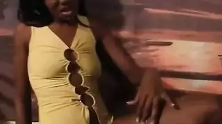 أول مرة تلعق لي صديقتي السابقة كسي بينما كنت أدخلها بعمق