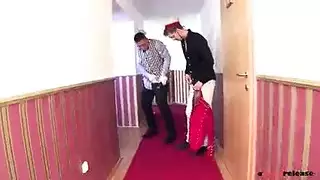 الخجوله تأخذ الزب في طيزها وتعمل نفسها نايمه