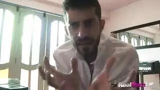 الفتاة الشقراء في وضعية راعية البقر المعكوسة تجهز مؤخرتها للمزيد