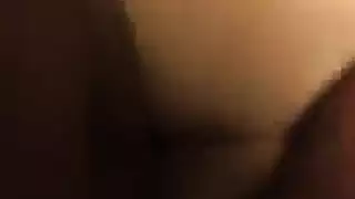 قضيب أسود كبير بنظارات يضخ في فتحة آسيوية ضيقة حتى نهاية صارخة