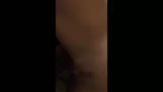 ترتدي تيشرت ضيقا على صدر