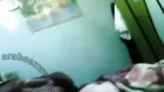 قضيب عربي غير مختون يتم مصه حتى ابتلاع انفجاري