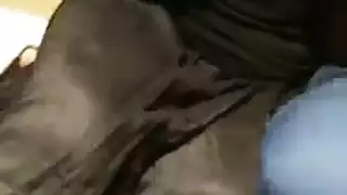 أميرة مدللة تئن بصوت عالٍ وهي تأخذ قضيبًا أسود ضخم