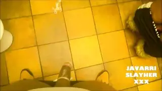 جنس عنيف في حمام عام: عمود ضخم يمدد طيزاً مستديرة