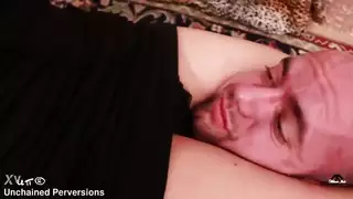 مؤخرة ضخمة تتعرض لنيك شرجي قاس تحت الأضواء