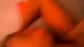 أثداء مبللة وشرج بجانب حوض السباحة