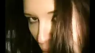 شاب يمص قضيبًا في مشهد إباحي في الهواء الطلق