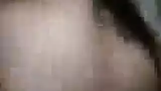 مراهقة شهوانية تأمر الرجال بتقديس مهبلها الضيق