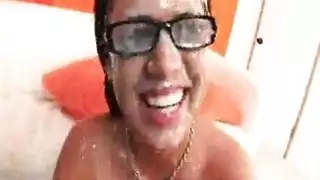 إيفا أنجلينا لديها كس نهم مليء بالعديد من القضبان وتحب مص القضيب طوال اليوم