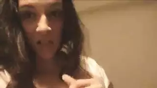 هواة سمراء تبتلع السوائل في جنس فموي صارم بين الأعراق