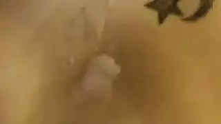 عشاق صغار يمارسون الجنس العنيف في الحمام