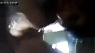 عالقة بين قضيبين صلبين في مكان ضيق