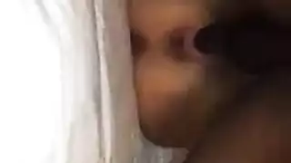 قضيب أسود ضخم يوسع فتحة شرجية ضيقة بعنف