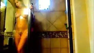 إنهاء بقذف داخل المهبل في الحمام مع هزة جماع شديدة على البلاط
