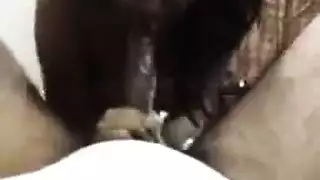 حفلة جنس عائلية: الزوج والزوجة والابنة في علاقة جنسية جماعية في غرفة المعيشة
