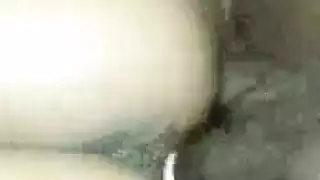 فاتنة سوداء مع الثدي الصغيرة يركب قضيب حبيبها الصلب، مع العلم كيفية إرضاءه والحصول على مشروبات مجانية