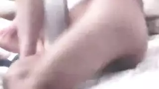 زوجة ماهرة تمص القضيب ثم تلعق طيزه الضيقة لمتعة جنسية قوية