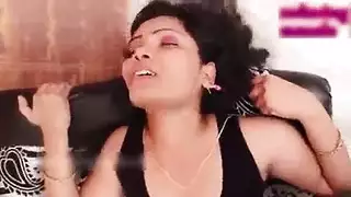 ريا ساني تنزل لتختنق بقضيب كبير في مشهد إباحي