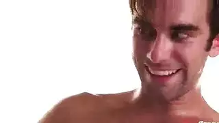 شاب يتسلل غرفة امه