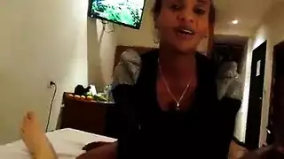 جنس على الشرفة العامة: فتاتان تأخذان قضيبًا كبيرًا معًا