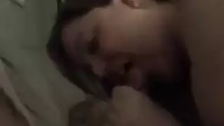 غمزة سريعة ولسان أسرع على فرجها المبلل