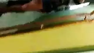 نائب الرئيس يحصل على تدليك قضيبه بين ثدي موظفته الشهية