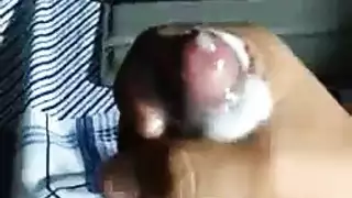 تدليك حار وفتاة غير مرتاحة