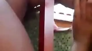 فتاة سمراء تأخذ قضيباً ضخماً من رجل أكبر سناً في مشهد صعب