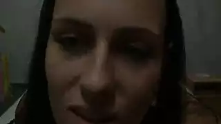 فانتازيا مزدوجة لسمراء إيمو مثيرة: بلع عميق وجماع سحاقي كاوبوي
