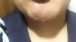 فتاة عربية مثيرة تبتلع السائل المنوي في فيلم مص إباحي