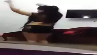 إباحي صريح: ناك طيزها باللون الأحمر ثم الأسود