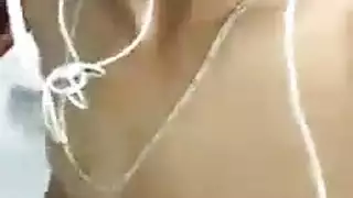 عاهرة هاوية صدرها صغير تأخذ قضيبًا قاسيًا