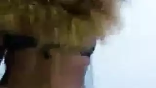 نجمة الإباحية كريستي تفتح مهبلها الوردي المبلل للكاميرا