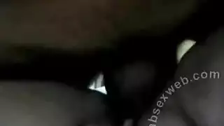 عربية مثيرة تفتح ساقيها على مصراعيهما لضرب فرجها