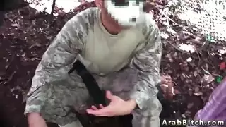 ثلاثي غريب: عربي وصيني وتلميذة مراهقة في حفلة جنس صريحة