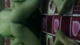 وضعية الكلب على الأرض: أنين عالٍ وكلام فاحش