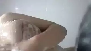زوجة مطيعة تخدم مطالب رجلها طوال اليوم