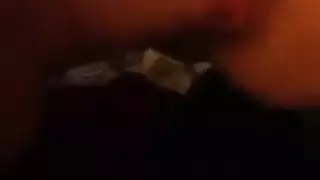 فتاة رائعة تختنق بقضيب صلب مع أصوات مبللة
